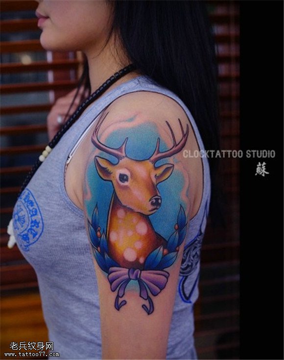 女性大臂彩色羚羊纹身图案