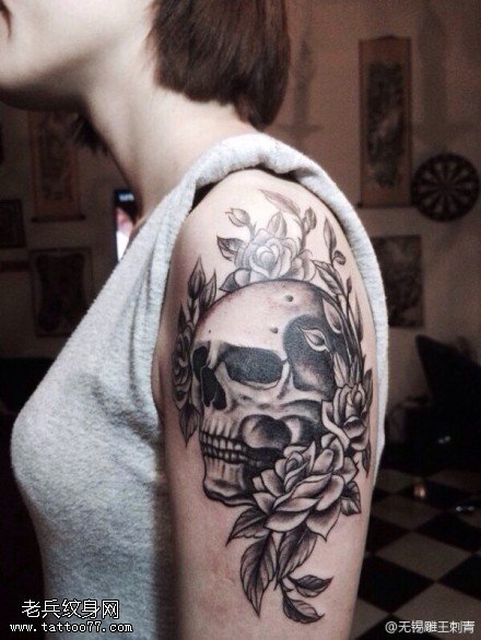 手臂欧美骷髅玫瑰花纹身图片