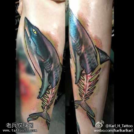 腿部彩色鲨鱼纹身图案