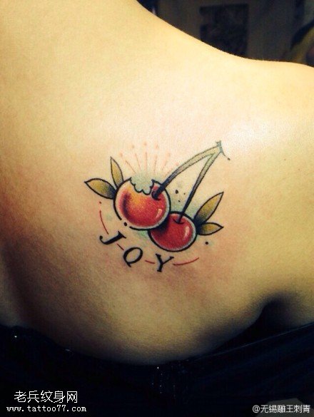 背部彩色樱桃纹身图片
