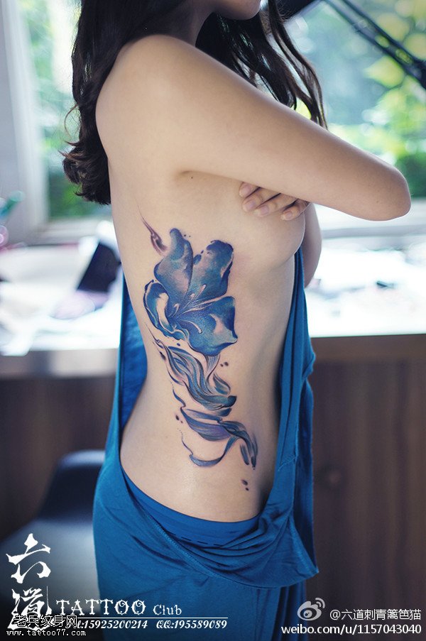 超唯美飘逸空灵肋骨蓝花纹身图案缩略频道推荐图