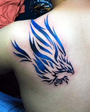 肩部个性大气的图腾刺青