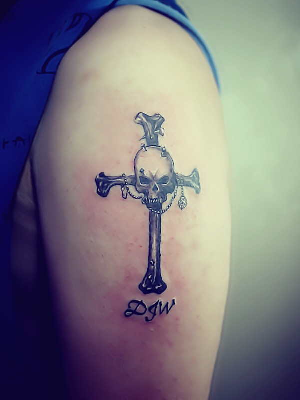 简单时尚的手臂十字架刺青