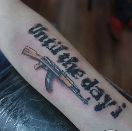 男人手臂潮流个性的英文刺青