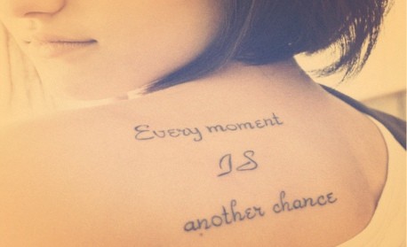 背部小巧时尚的英文刺青