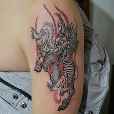 手臂帅气的火麒麟纹身
