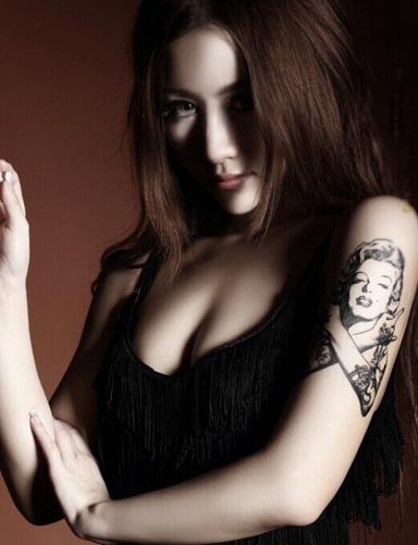 野性美女的手臂纹身写真