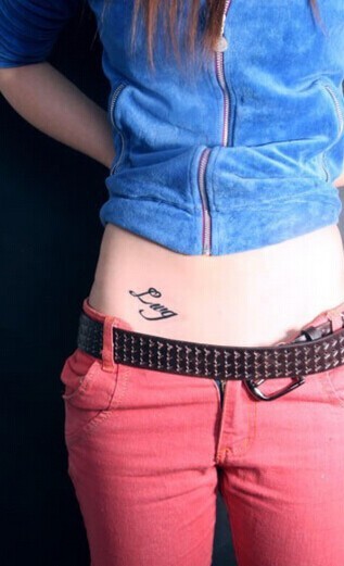 阳光美女的腹部性感刺青