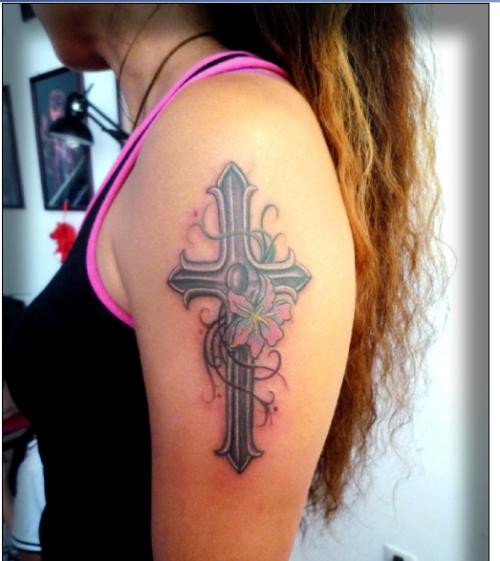 简单时尚的手臂十字架刺青