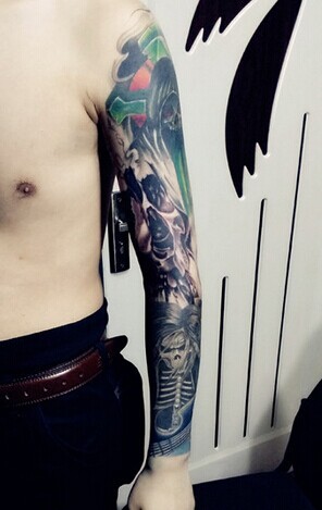 时尚大气的花臂刺青