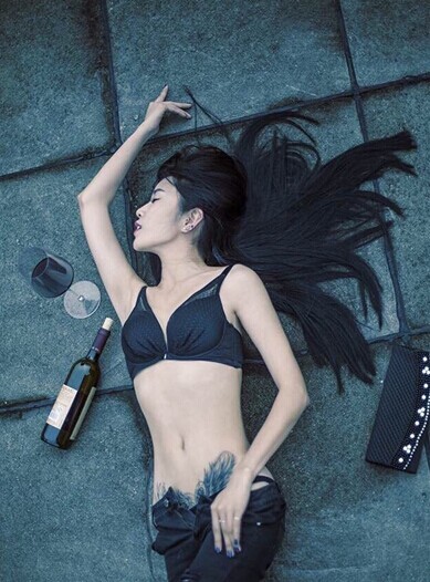 性感神秘的美女腹部纹身