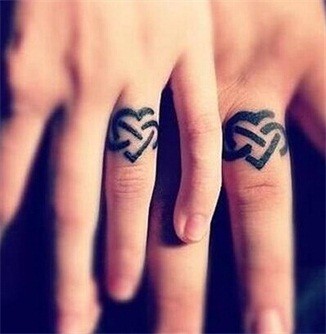 情侣手指特别好看的图腾纹身