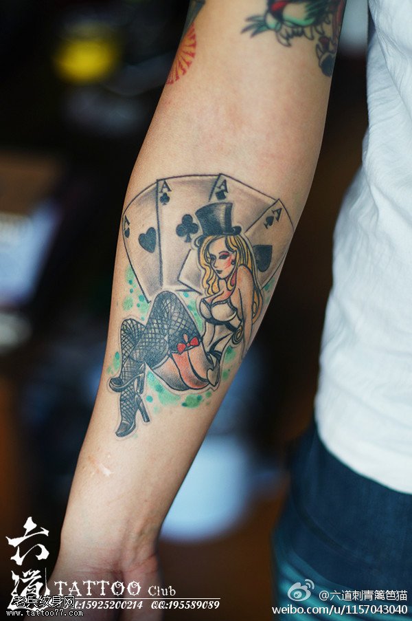 手臂水彩超妩媚扑克女郎纹身图案