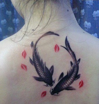 背部漂亮的水墨鲤鱼刺青