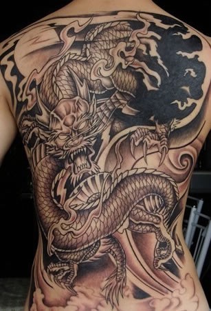 超酷的满背龙纹身