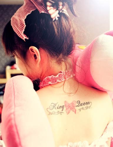 女生背部超级唯美的纹身图案