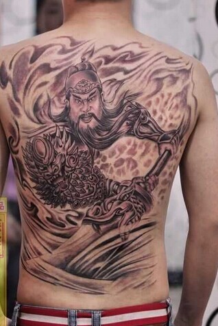 大受喜爱的满背关公纹身