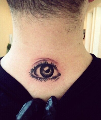 非常有个性的背部眼睛纹身