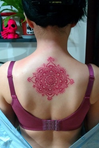 非常好看的女生背部图腾刺青