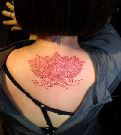 非常好看的女生背部图腾刺青
