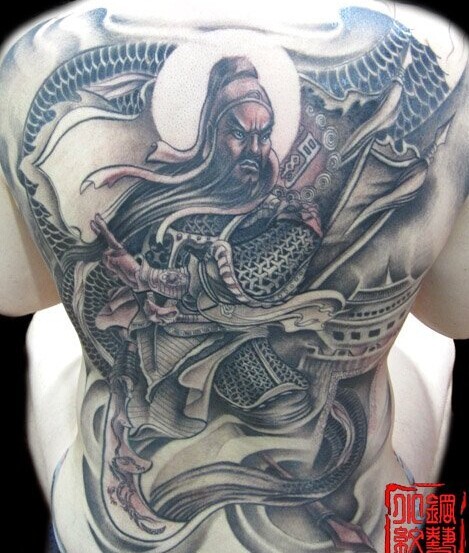 帅气的男人 满背关公纹身