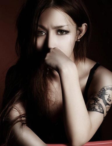 野性美女的手臂纹身写真