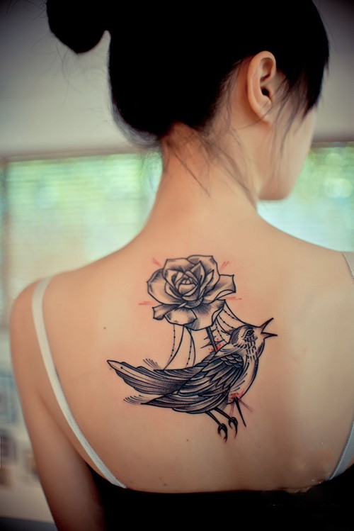 女生背部超级唯美的纹身图案