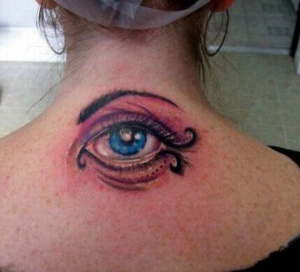 非常有个性的背部眼睛纹身