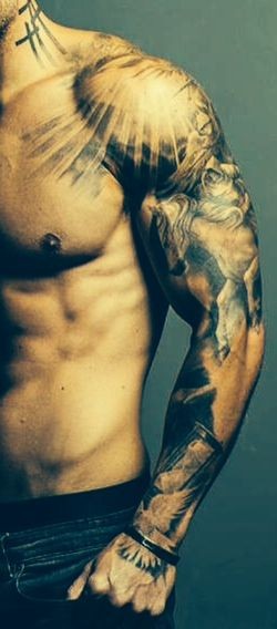 时尚潮男的花臂纹身