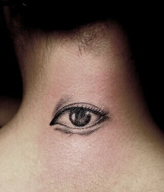 非常有个性的背部眼睛纹身