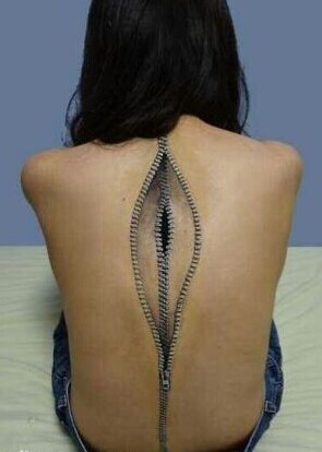 女性背部炫酷的3d纹身