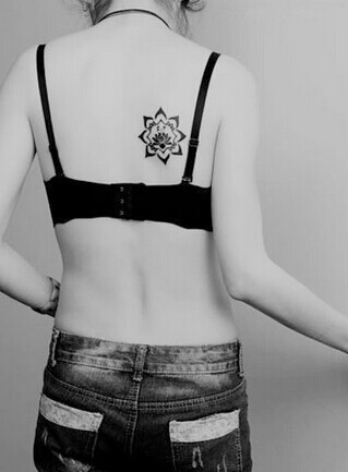 非常好看的女生背部图腾刺青
