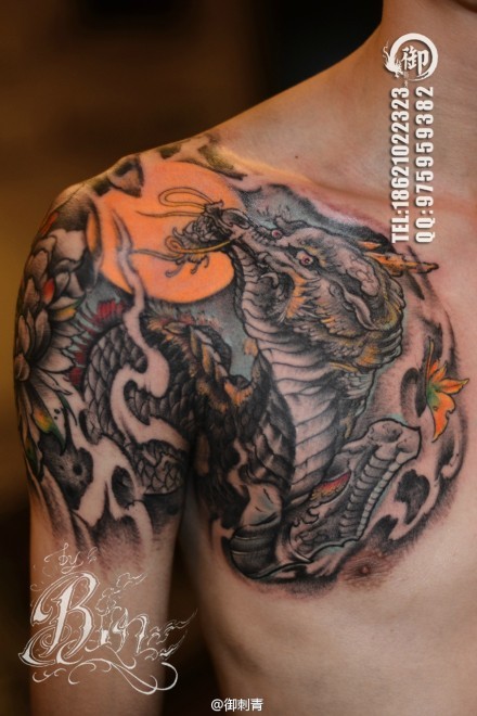 一款霸气的男士半甲麒麟纹身图案