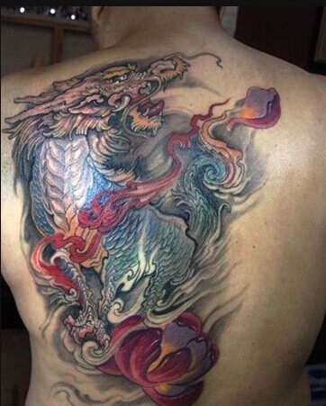 一组霸气的背部麒麟纹身图案