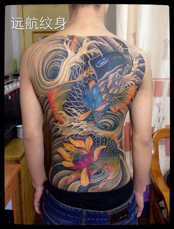 满背大气的鲤鱼纹身