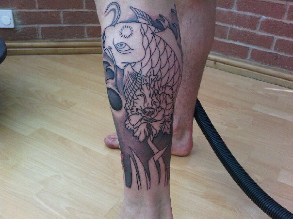 帅气经典的小腿鲤鱼纹身