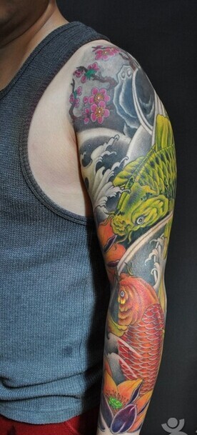 炫酷的鲤鱼花臂刺青