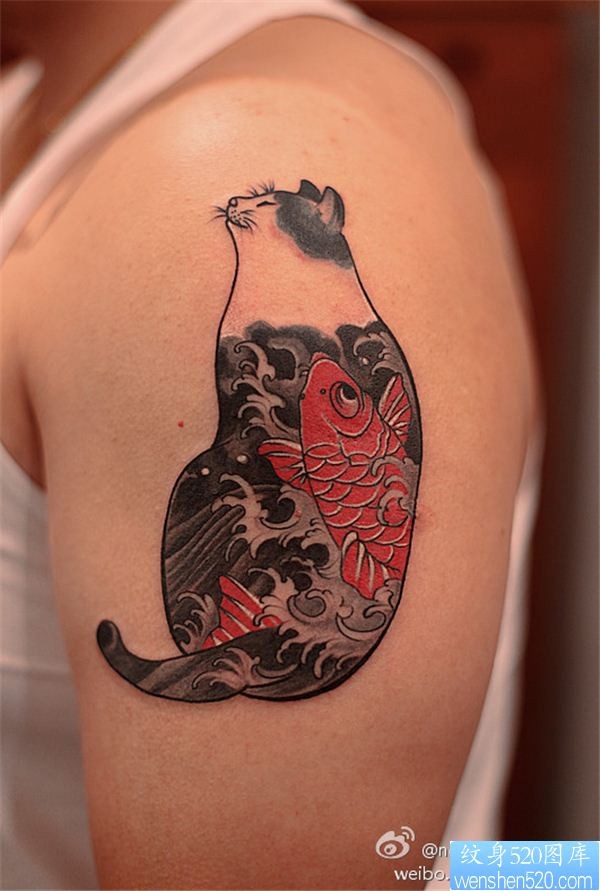 大臂上的肥猫肚子里有条鲤鱼