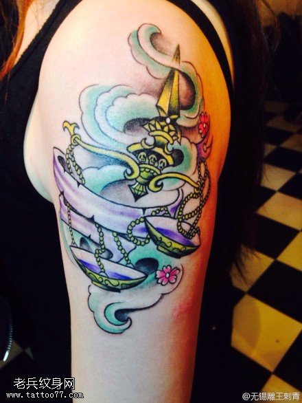 手臂彩色天秤座文身图案