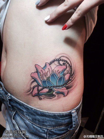 女性侧腰彩色佛珠莲花纹身图案