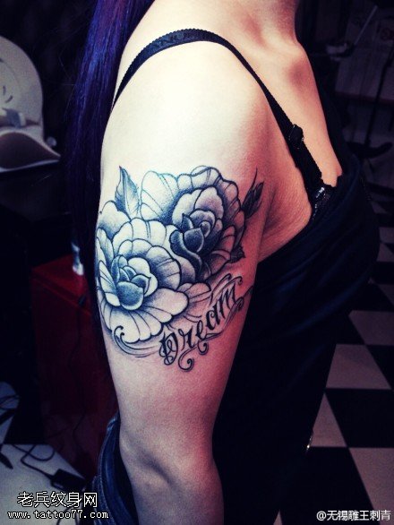 手臂黑灰素描玫瑰花纹身图片