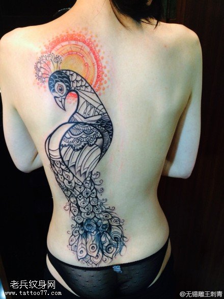 女性背部个性彩色孔雀纹身图案