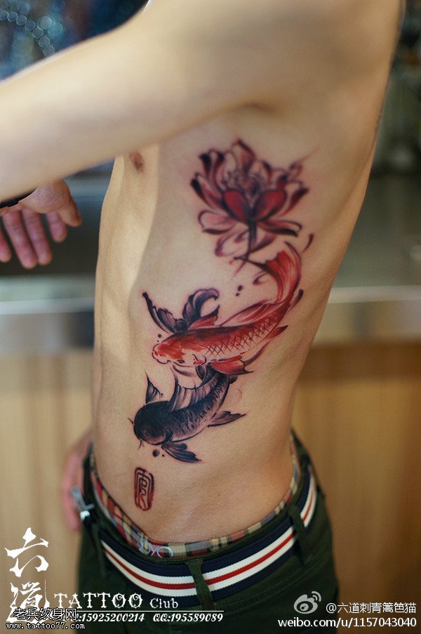 缠绵交融黑红双鱼荷花纹身图案
