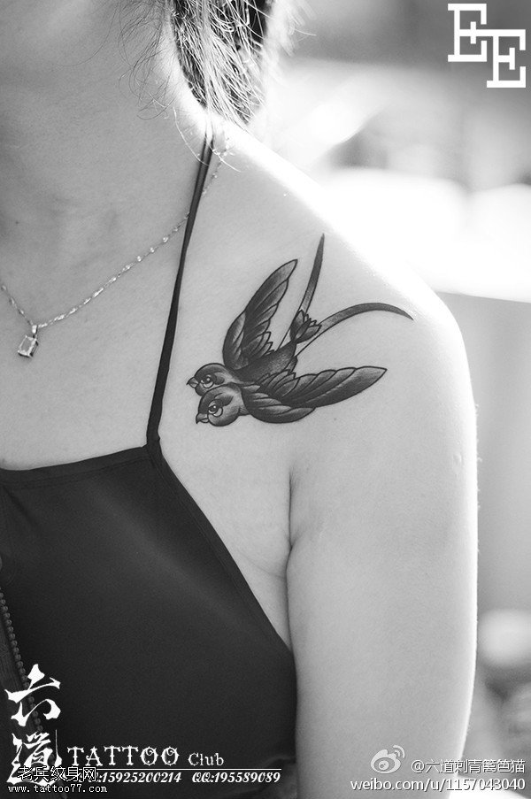 女生肩部小巧双头燕纹身图案