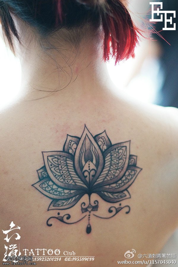 女子背部下坠点刺梵花纹身图案
