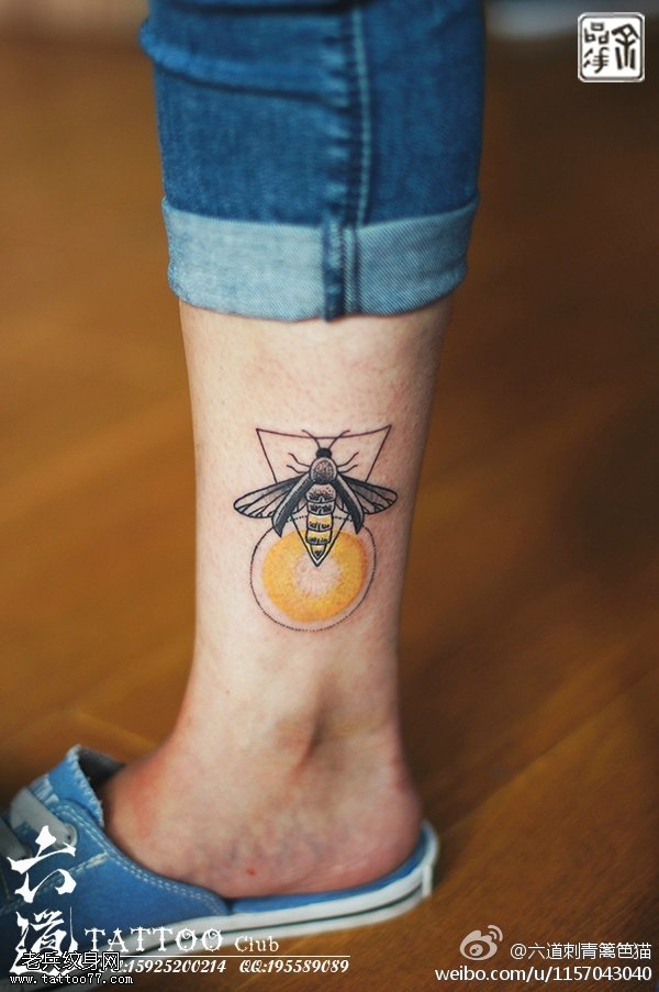脚腕部三角形蜜蜂纹身图案