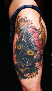 女生大腿部经典的般若纹身