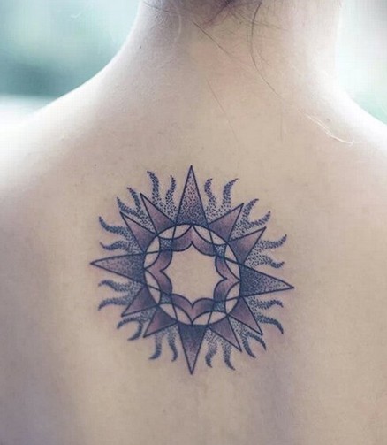 女生背部漂亮的太阳图腾