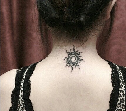 女生背部漂亮的太阳图腾