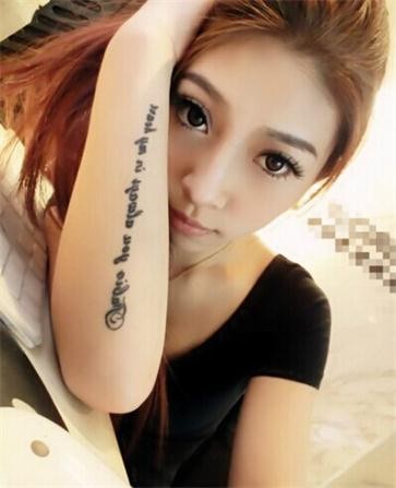 女生手臂清新的英文刺青